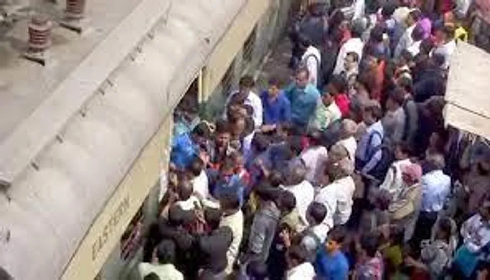 বনগাঁ লোকালে চেনা ছবি