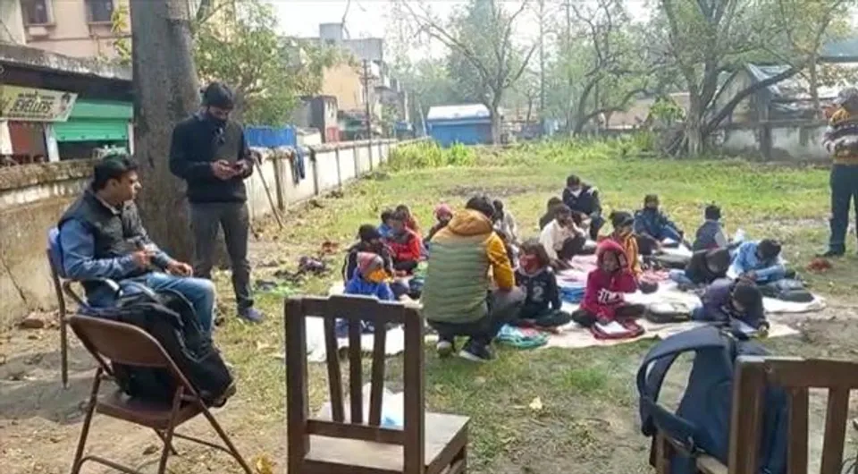 তৃণমূল প্রাথমিক শিক্ষক সমিতির উদ্যোগে গাছতলায় পড়াশুনা