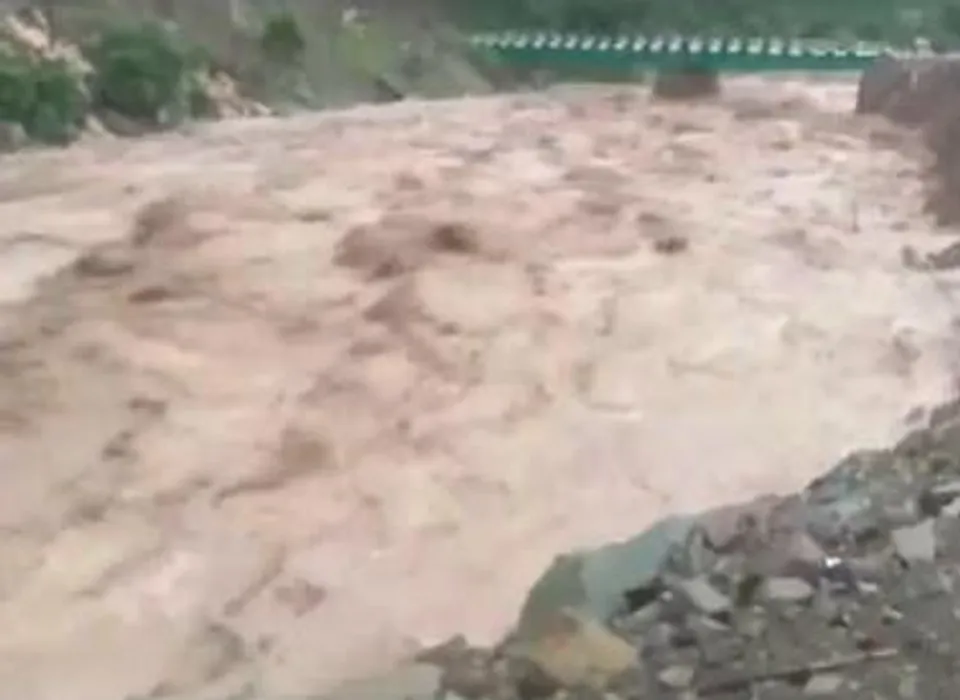 এক নাগাড়ে বৃষ্টি, জম্মু কাশ্মীরে বিপদসীমার উপর দিয়ে বইছে নদী