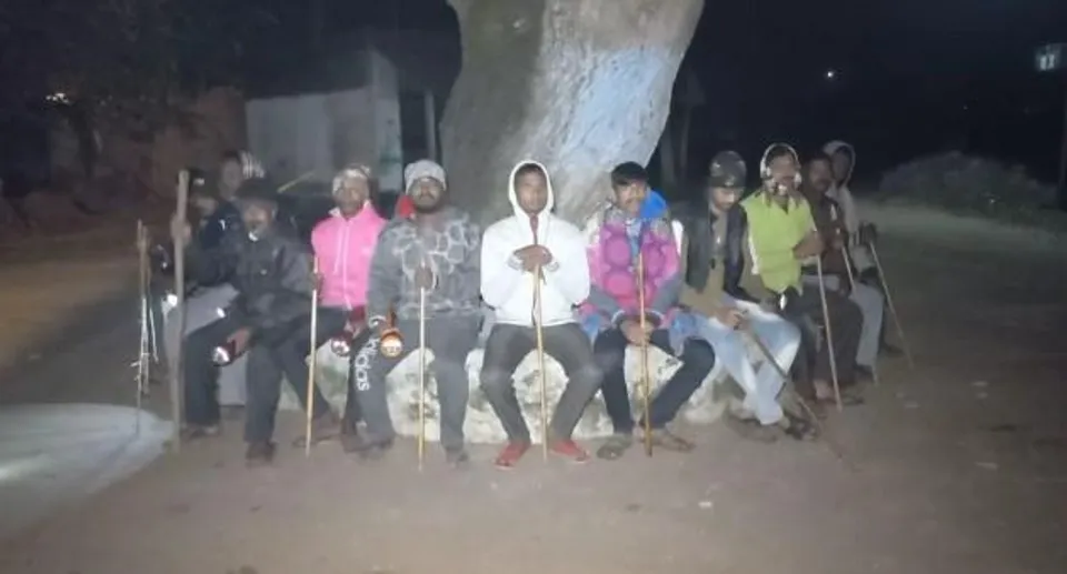 চুরি-ডাকাতি ঠেকাতে রাত পাহারায় গ্রামবাসীরা