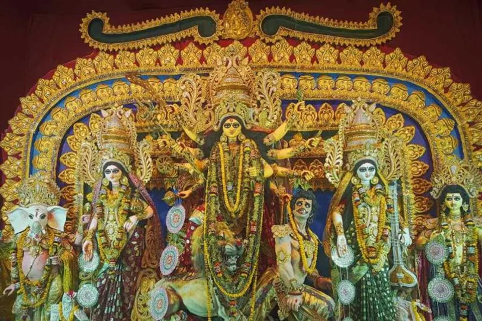 কলকাতাতে ঠাকুর দেখা চলছে একাদশীতেও