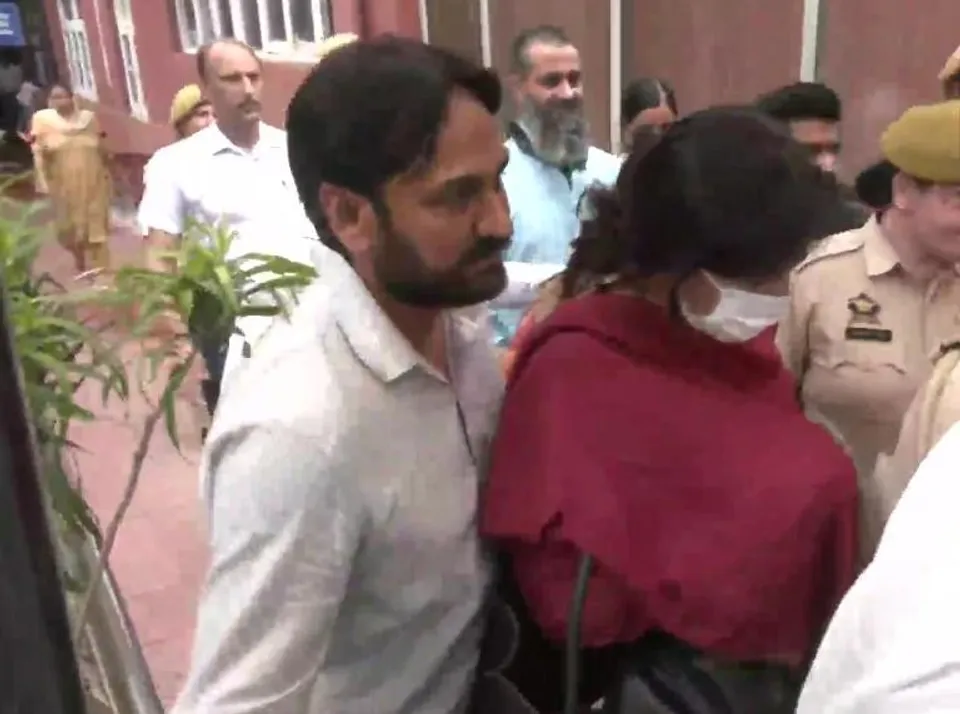 ৩৩ বছর পর অপহরণকারীকে চিহ্নিত করলেন মুফতির মেয়ে