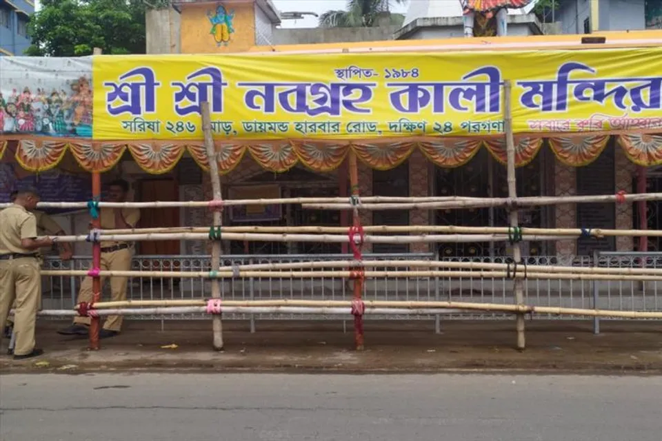 "হিন্দু মন্দিরের চারপাশে পুলিশি ব্যারিকেড"