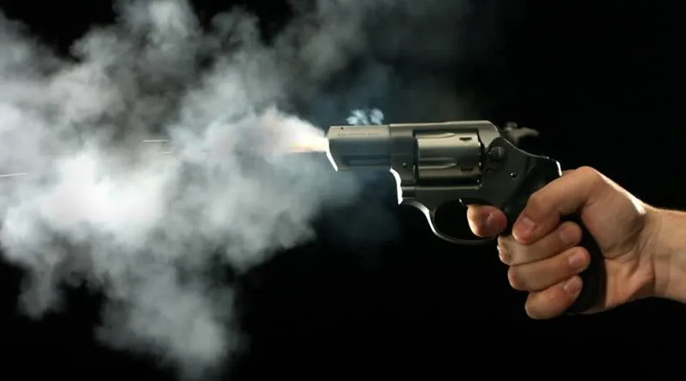 সাতসকালে দমদমের দমকল কেন্দ্রের সামনে চলল গুলি