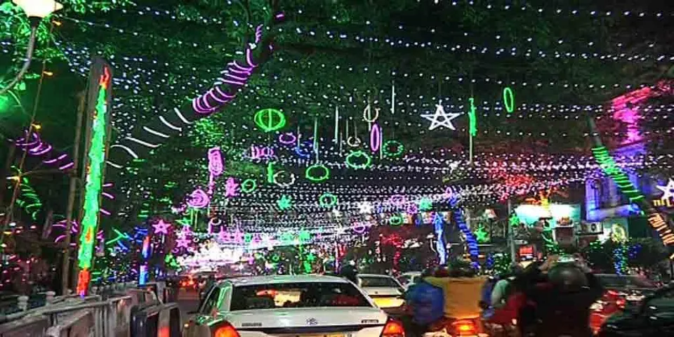 বড়দিনের রাতে নাইট ক্লাবে মত্ত যুবক-যুবতীদের তাণ্ডব