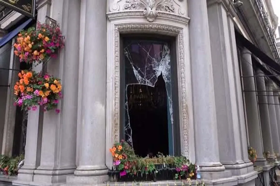 যুক্তরাজ্যের অ্যাডমিরালটি পাবে আগুন, ২ দিন ধরে চলছে আগুন নেভানোর কাজ