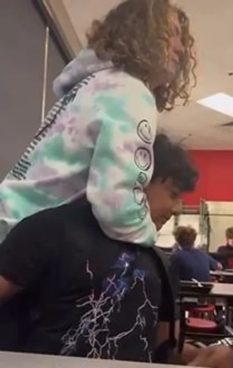 উৎপীড়নের ভয়ানক ঘটনা: সহপাঠী দ্বারা ভারতীয় ছাত্রের দম বন্ধ