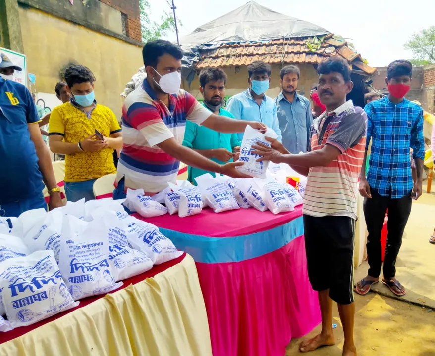 তৃণমূলের উদ্যোগে দুঃস্থদের মধ্যে খাদ্য বিতরণ