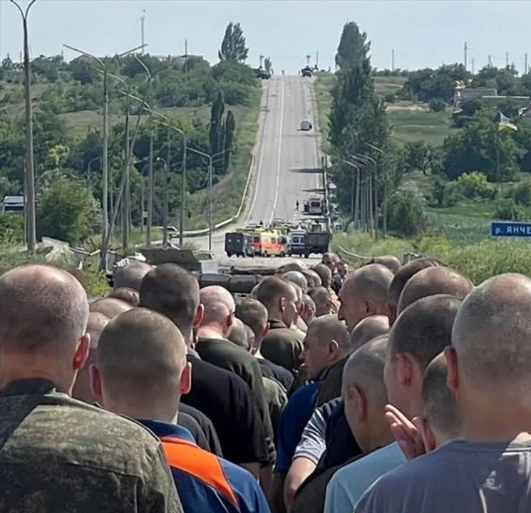 ইউক্রেন এবং রাশিয়া সমর্থিত দোনেৎস্ক অঞ্চলের কর্তৃপক্ষ ১০০ টিরও বেশি বন্দীকে মুক্তি দিয়েছে