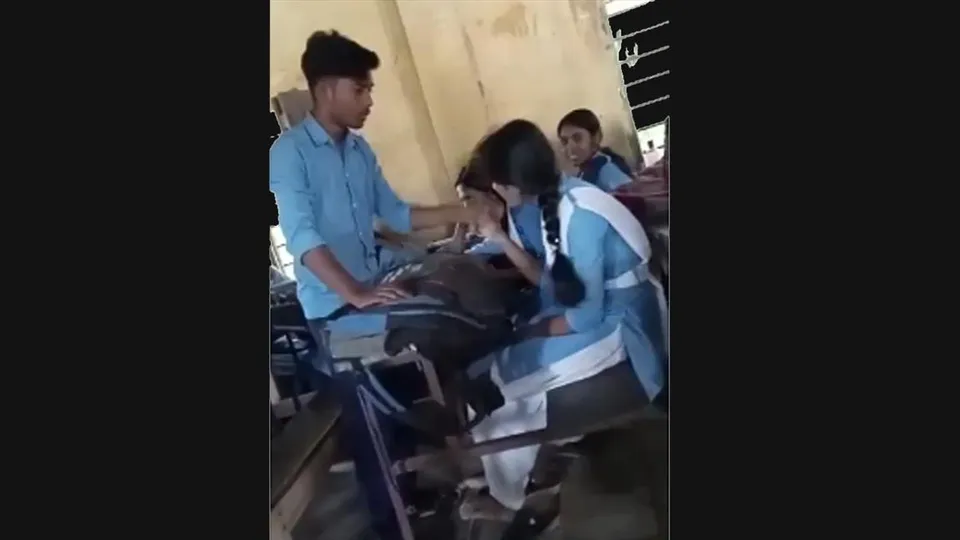ক্লাসের মধ্যে সহপাঠীকে চড় ছাত্রের