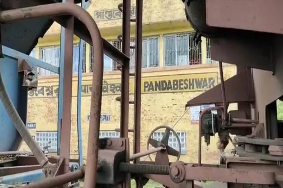 স্টেশনের কাছে লাইনচ্যূত মালগাড়ি