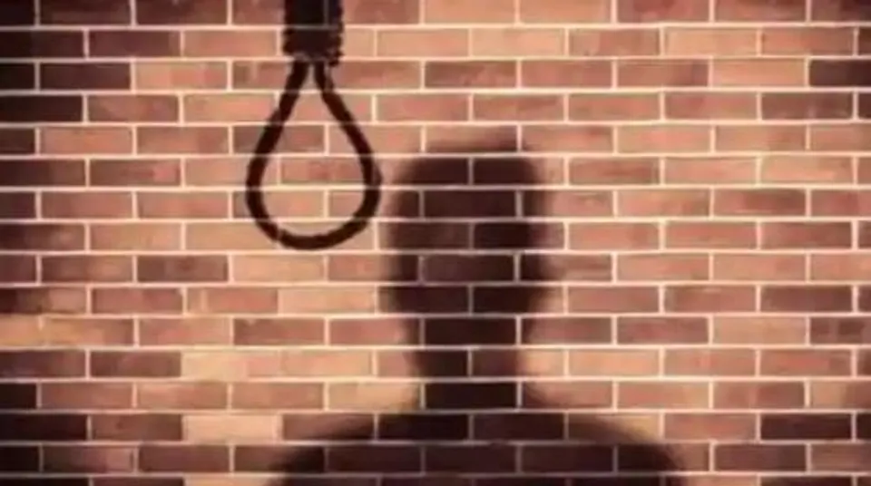 মোবাইলে বুঁদ হয়ে থাকায় বকাবকি করেছিলেন বাবা, আত্মঘাতী কলেজ ছাত্র