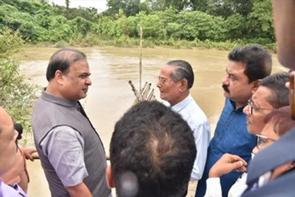 বন্যা কবলিত এলাকায় মুখ্যমন্ত্রী, দেখুন ভিডিও