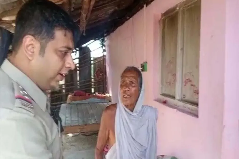 বৃদ্ধা মাকে তাড়িয়ে দেওয়ার অভিযোগ পরিবারের বিরুদ্ধে, ফেরাল পুলিশ