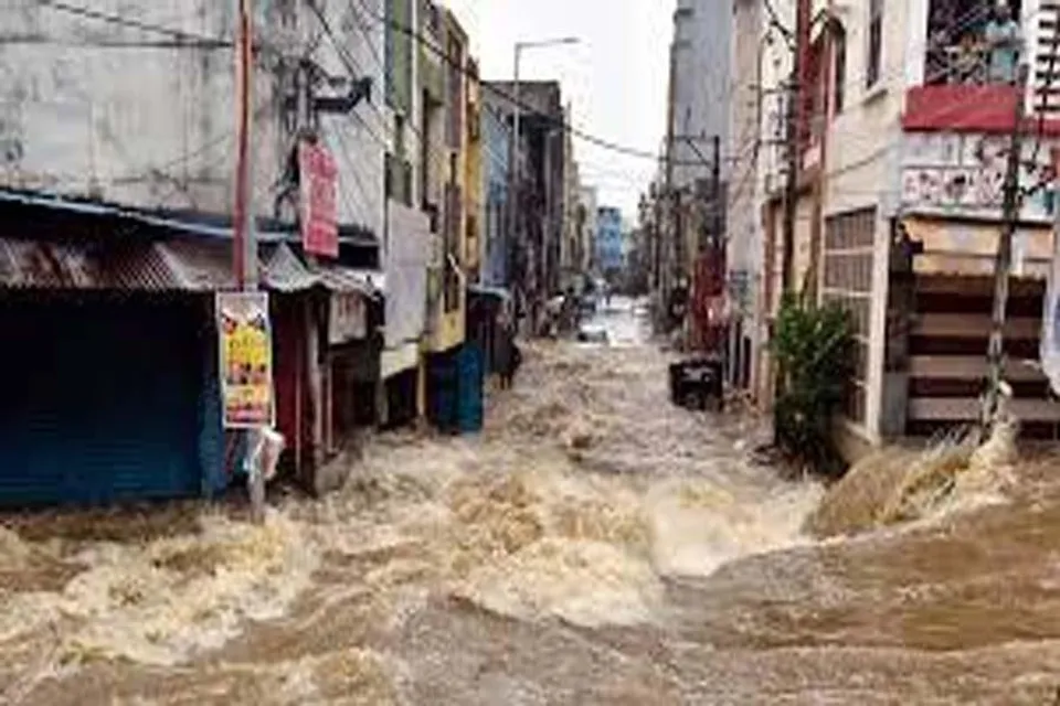 ভারী বৃষ্টিতে ভাসল এই জেলা