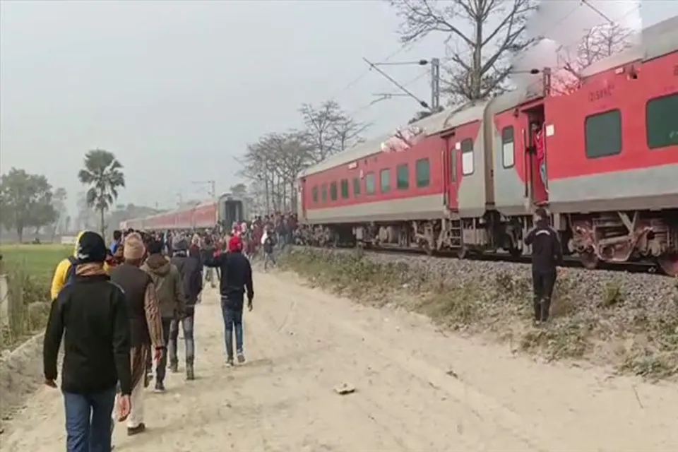 ইঞ্জিন থেকে বিচ্ছিন্ন হয়ে গেল যাত্রীবাহী ট্রেনের বগি