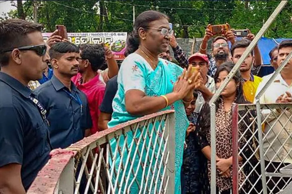 দ্রৌপদী মূর্মূর নামে কমিশনের কাছে নালিশ কংগ্রেসের