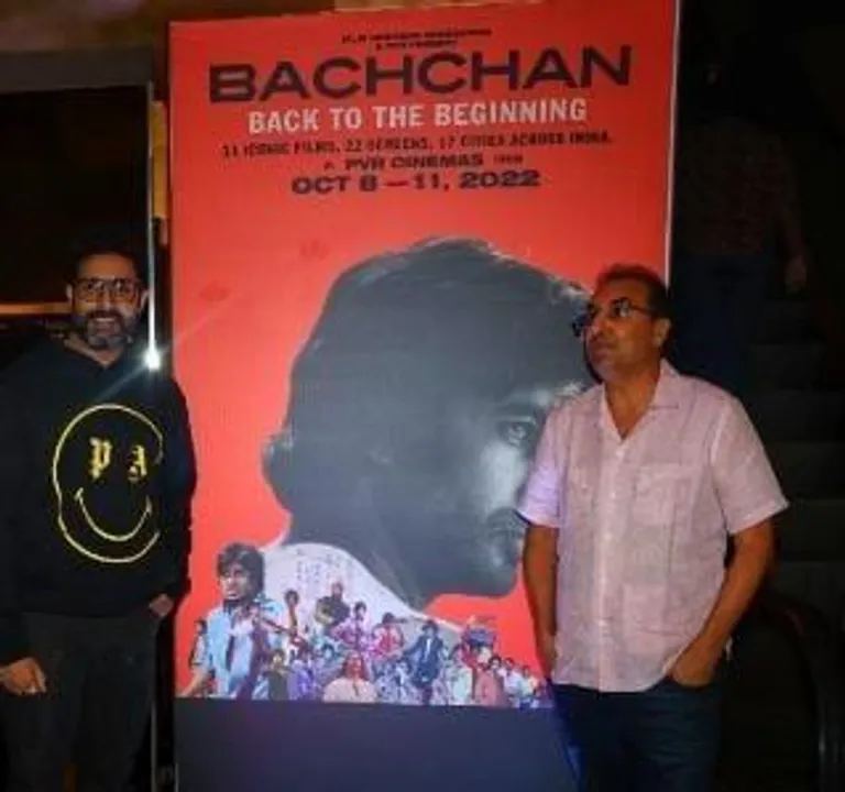 ভক্তদের সঙ্গে অমিতাভ বচ্চনের ডন ছবি দেখলেন অভিষেক বচ্চন