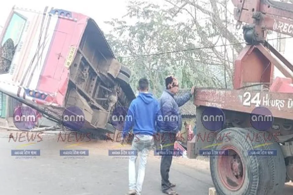 সাত সকালে ডেবরায় ভয়াবহ বাস দুর্ঘটনা, আহত ১০