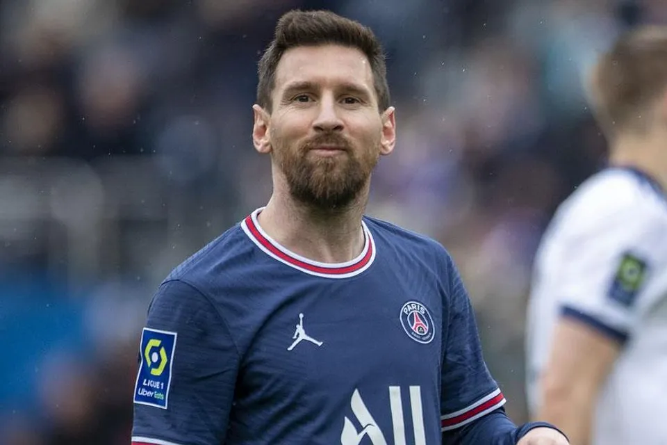 আজকের দিনেই পিএসজির হয়ে মেসির অভিষেক হয়েছিল