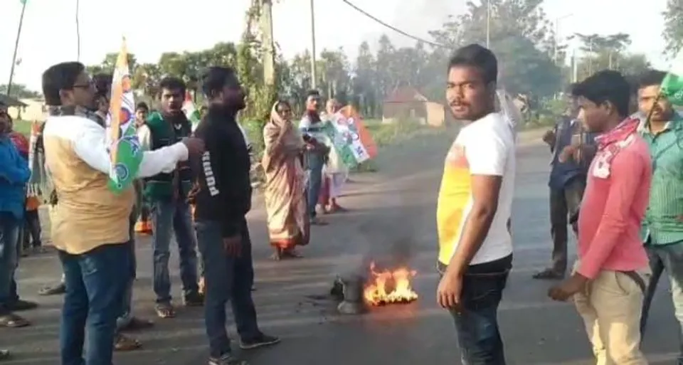 'বহিরাগত প্রার্থী মেনে নেব না' দাবিতে রাজ্য সড়ক অবরোধ