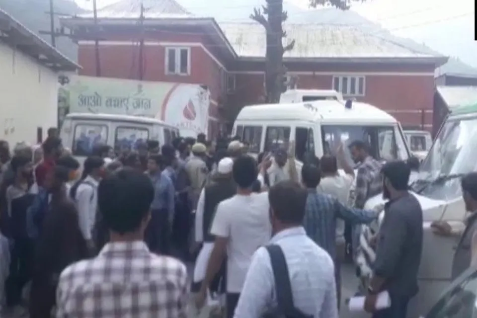 সদ্যোজাতকে মৃত ঘোষণা করে কাঠগড়ায় হাসপাতাল!