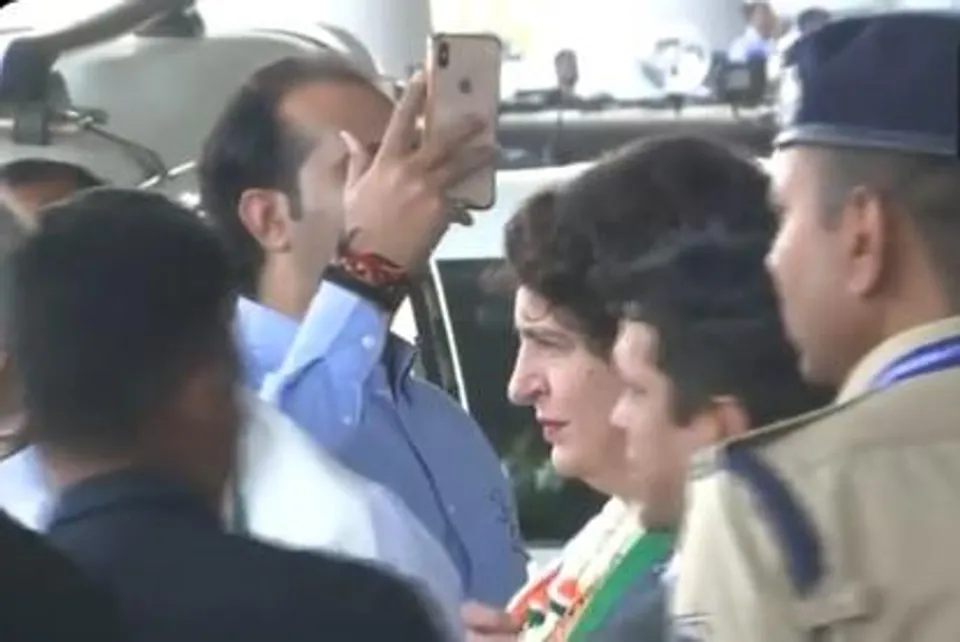 কংগ্রেসের পূর্ণাঙ্গ অধিবেশনে যোগ দিতে রায়পুরে পৌঁছালেন প্রিয়াঙ্কা গান্ধী