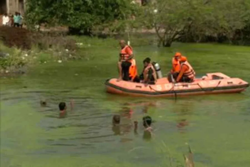 ভারসাম্যহীন হয়ে পুকুরে পড়লো ট্র্যাক্টর, মৃত ১০
