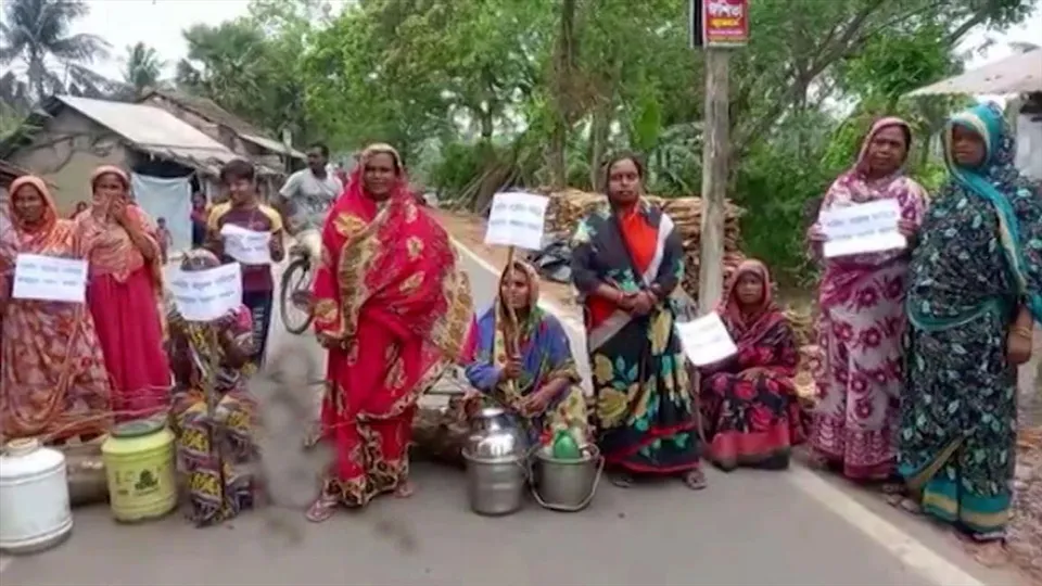 ফের জলের দাবিতে রাস্তা অবরোধ করলেন গ্রামবাসীরা