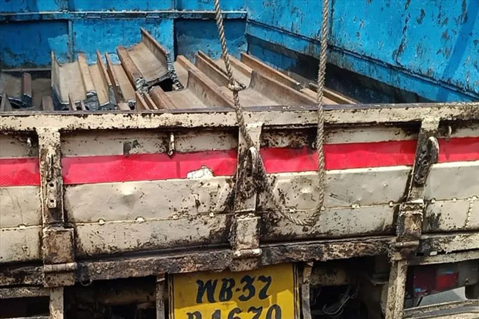 লোহা পাচারের অভিযোগে বিক্ষোভ গ্রামবাসীদের