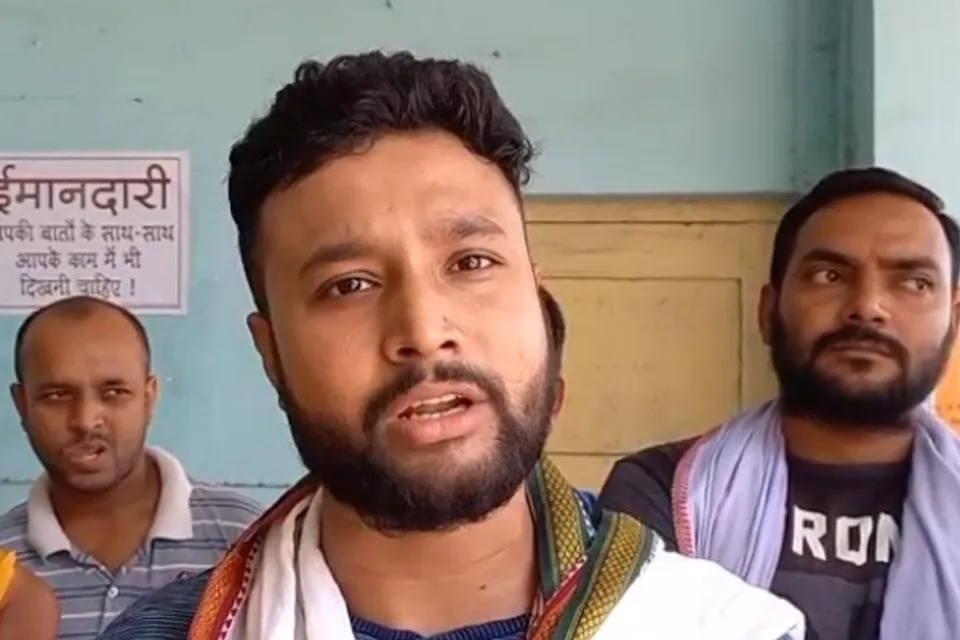 দুয়ারে নোংরা! আবর্জনায় টেকা দায় আবাসিকদের