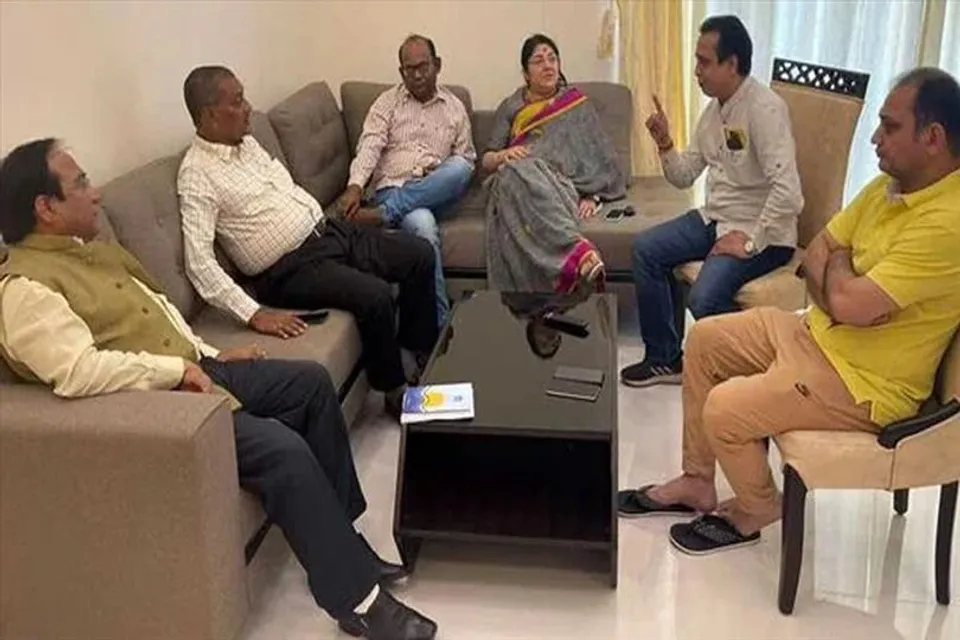 'বিদ্রোহী'দের গোপনে বৈঠক, নেতৃত্বে লকেট