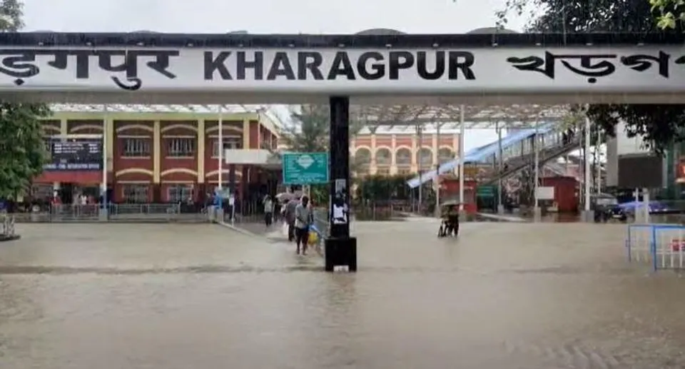 জলমগ্ন খড়্গপুর স্টেশন