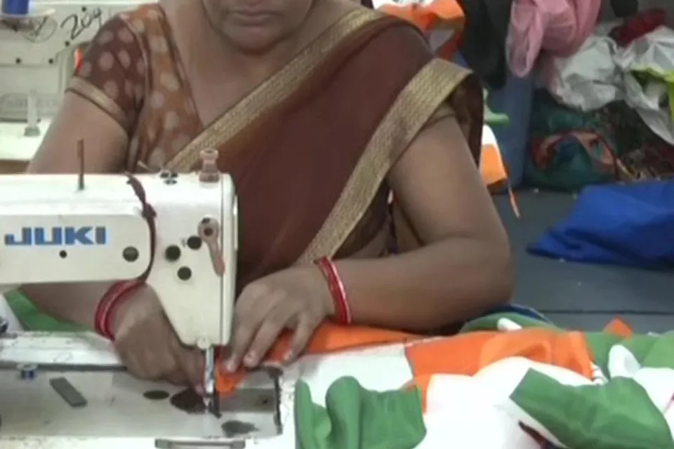 জোর কদমে চলছে পতাকা তৈরির কাজ