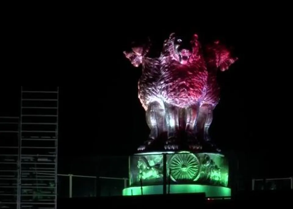 স্বাধীনতা দিবসের প্রাক্কালে তেরঙ্গা আলোয় আলোকিত ব্রোঞ্জ জাতীয় প্রতীক