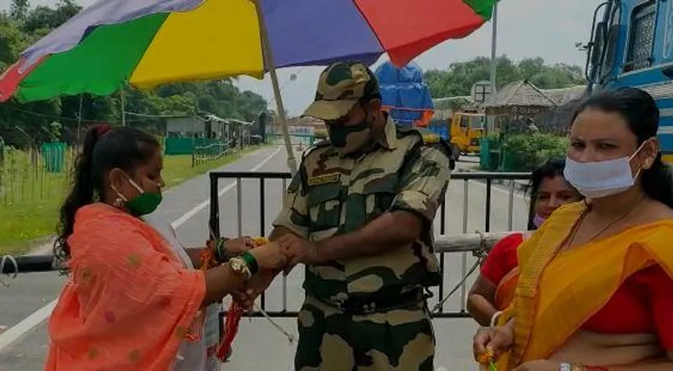 বিএসএফ জওয়ানদের রাখী পড়ালেন মহিলা তৃণমূলের কর্মীরা