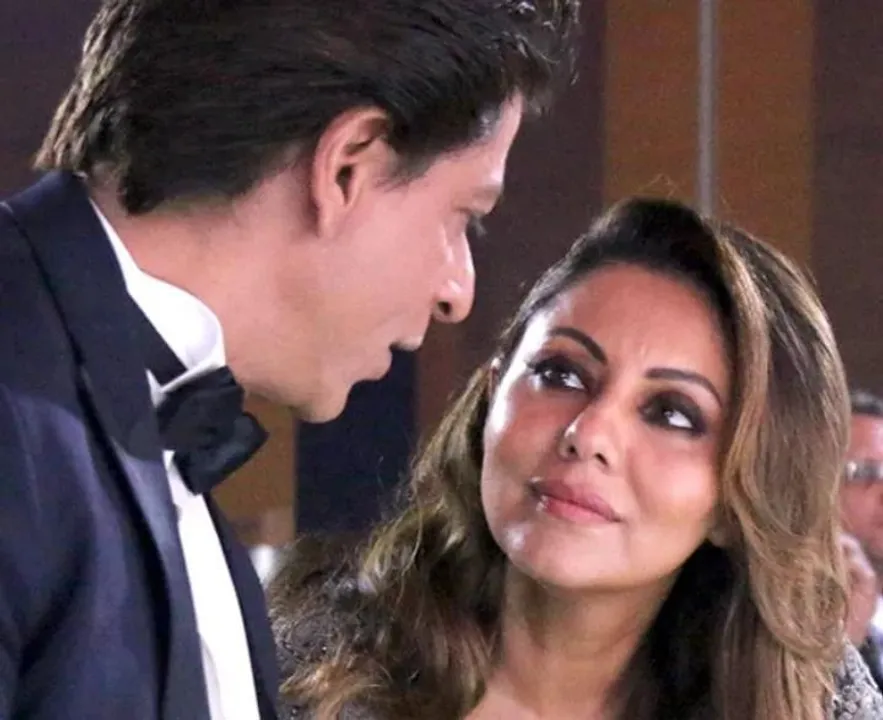 শার্টলেস ছবিতে নেট দুনিয়া উত্তাল করল শাহরুখ,কি মন্তব্য করলেন গৌরী খান?