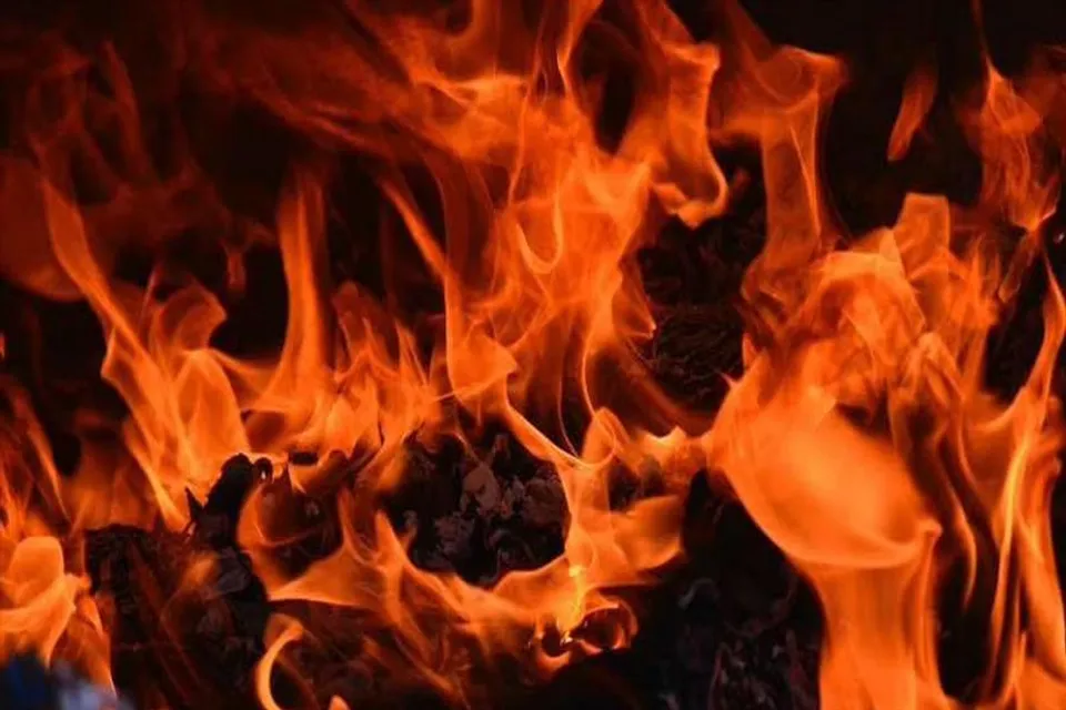 রাজধানীতে আগুনের গ্রাসে ৩৫-৪০টি ঝুপড়ি