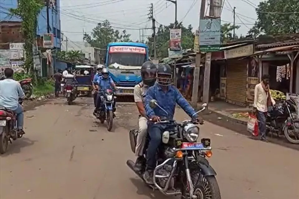 বাইকে করে গোটা এলাকা ঘুরে দেখল বিশাল পুলিশ বাহিনী