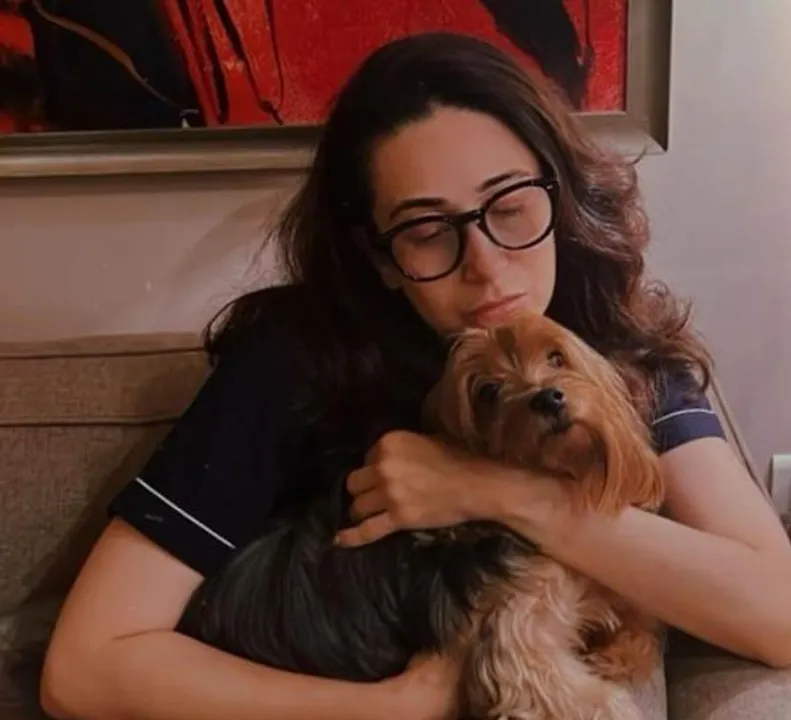 খোলা চুল, মেকআপ ছাড়া প্রকাশ্যে করিশ্মা কপূর