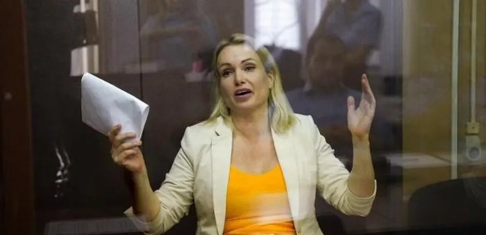 ভুয়া তথ্য ছড়ানোয় গৃহবন্দি রুশ টিভির প্রতিবাদকারী