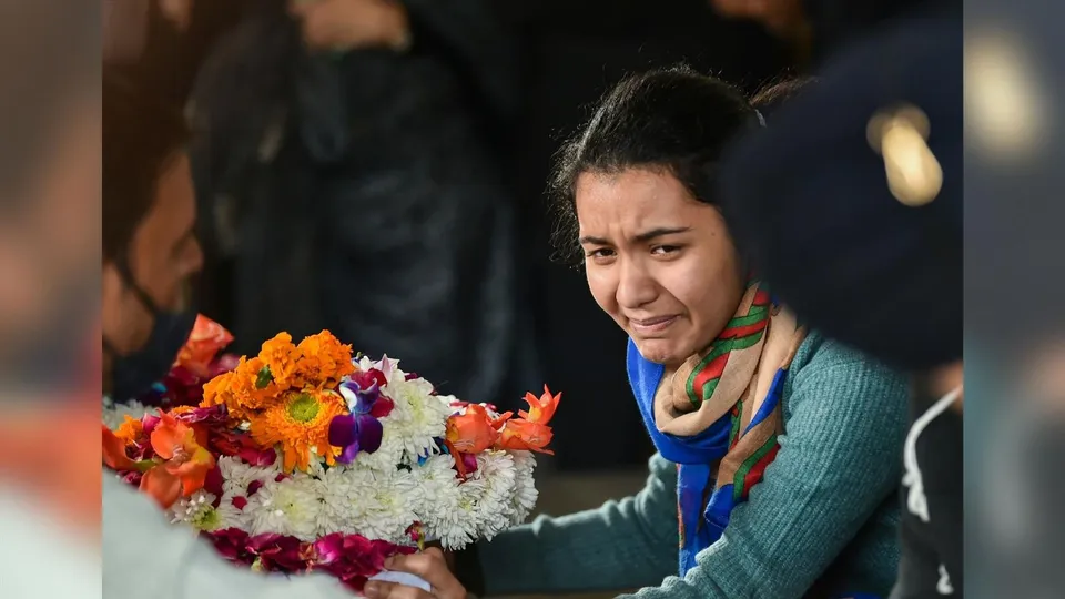 ছলছল চোখেও মুখে হাসি আনার চেষ্টা!