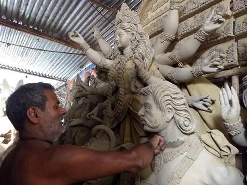 প্রতিমা তৈরির খরচে মাথায় হাত প্রতিমা শিল্পীদের