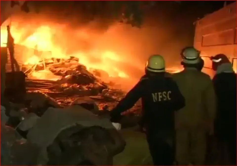 দিল্লিতে ফের বিধ্বংসী আগুন, দেখুন ভিডিও...