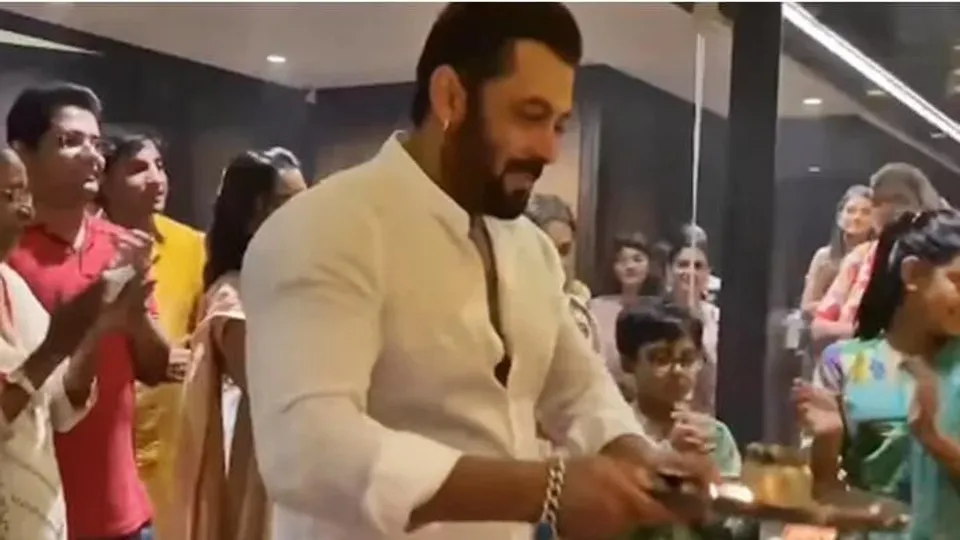 বাপ্পার আরতিতে ব্যস্ত সলমন খান দেখুন ভিডিও