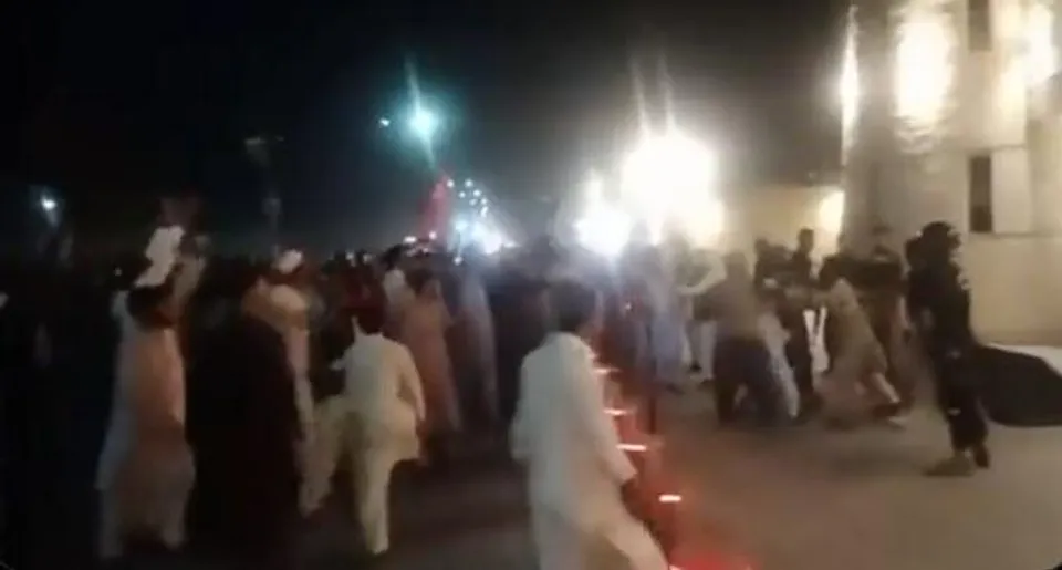 ইমরান খানকে হত্যার চেষ্টা, এই প্রথম আইএসআই-এর বিরুদ্ধে প্রতিবাদে মুখর পাকিস্তান