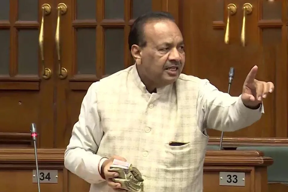 বিধানসভায় নোটের বাণ্ডিল দেখিয়ে নার্সিং নিয়োগে দুর্নীতির অভিযোগ বিধায়কের