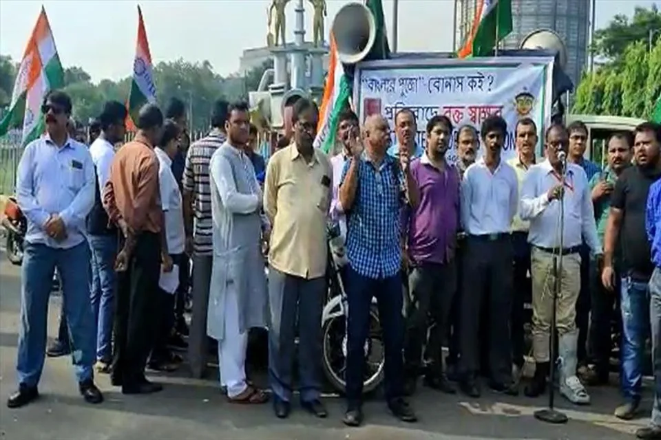রক্ত দিয়ে সই করে দুর্গাপুরে বিক্ষোভ
