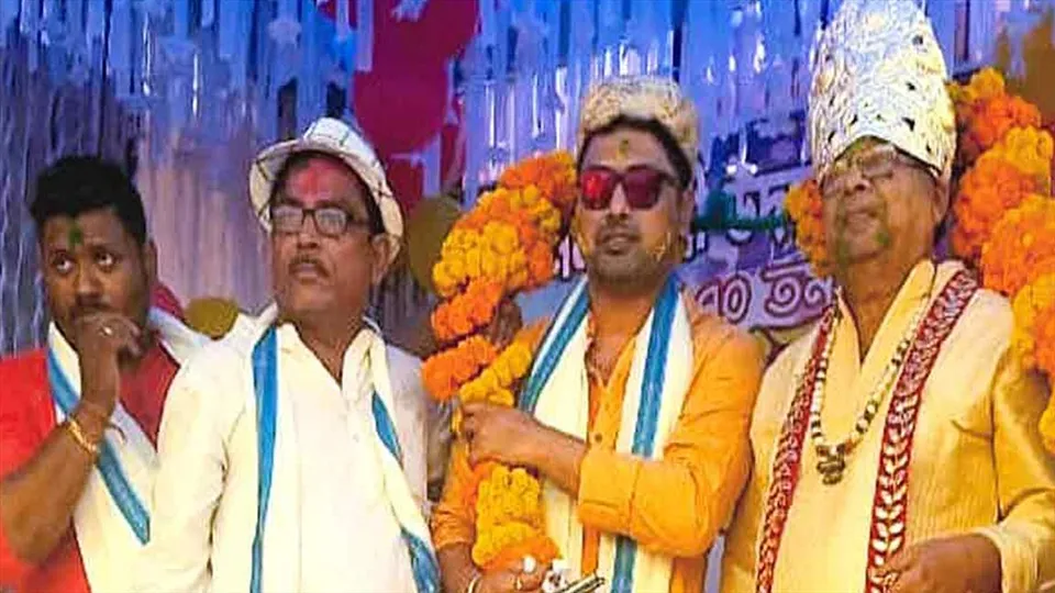 বিধায়ককে রূপোর মুকুট উপহার পুর-চেয়ারম্যানের