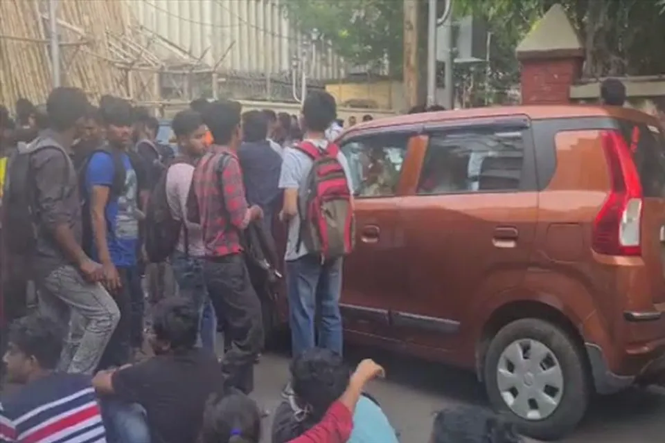 অনলাইন পরীক্ষার দাবিতে ফের ছাত্র বিক্ষোভে উত্তাল মহানগরী, ঘেরাও বিশ্ববিদ্যালয়